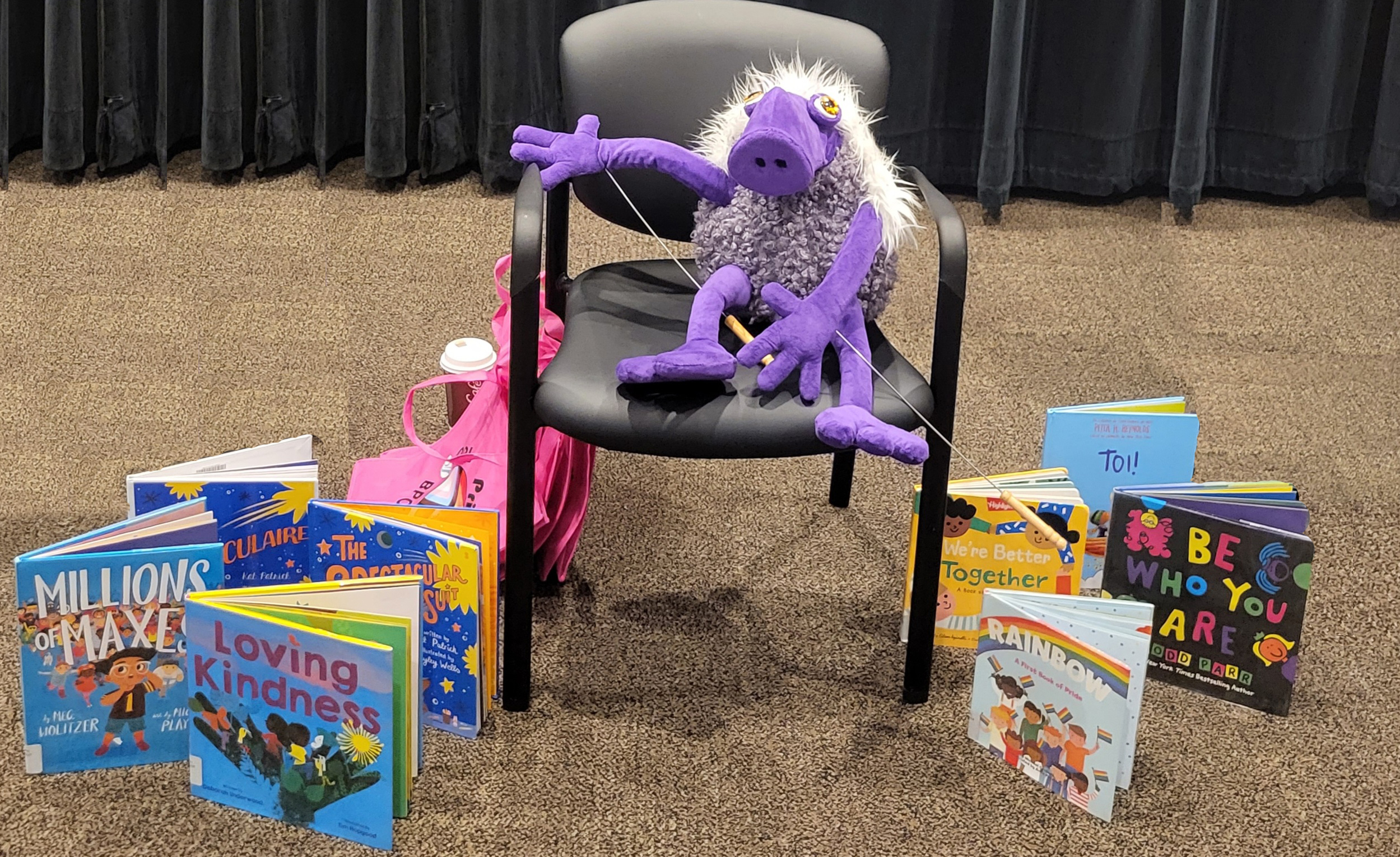 Max la marionnette assis avec des livres d'histoires!